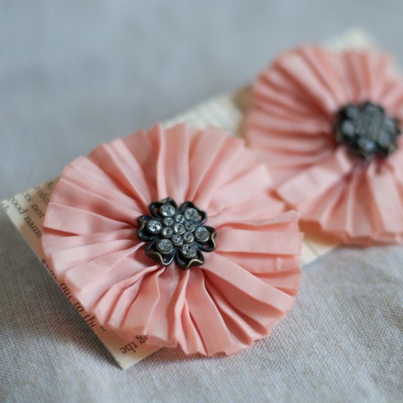 Peach Pink Flower Shoe Clips - Picture 5 of 8
